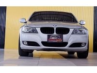 2010 BMW 320d 2.0 E90 SE Sedan AT สีเงิน เกียร์ออโต้ เครื่องดีเซล บอดี้สวย ไม่มีอุบัติเหตุ เป็นรุ่นที่ประหยัดเชื้อเพลิงดีมาก รูปที่ 1